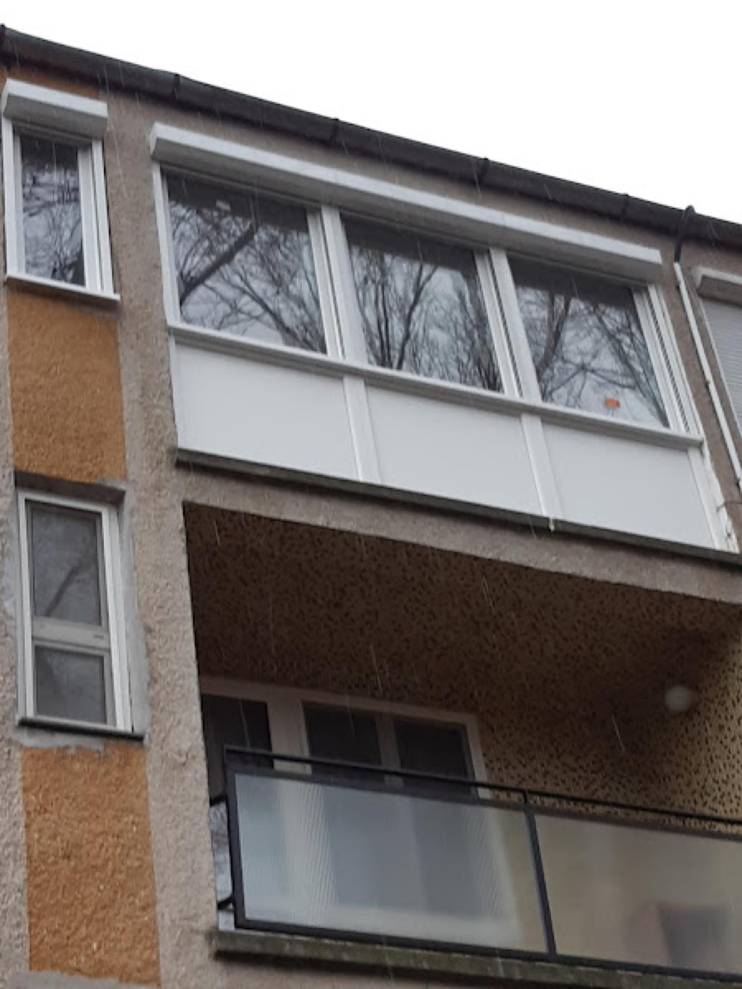 Beüvegezett erkély az apartmanház homlokzatán