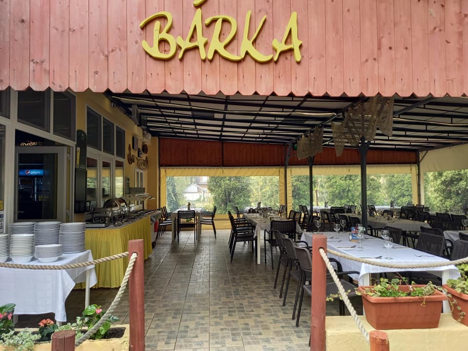 A Bárka étterem fedett terasza terített asztalokkal