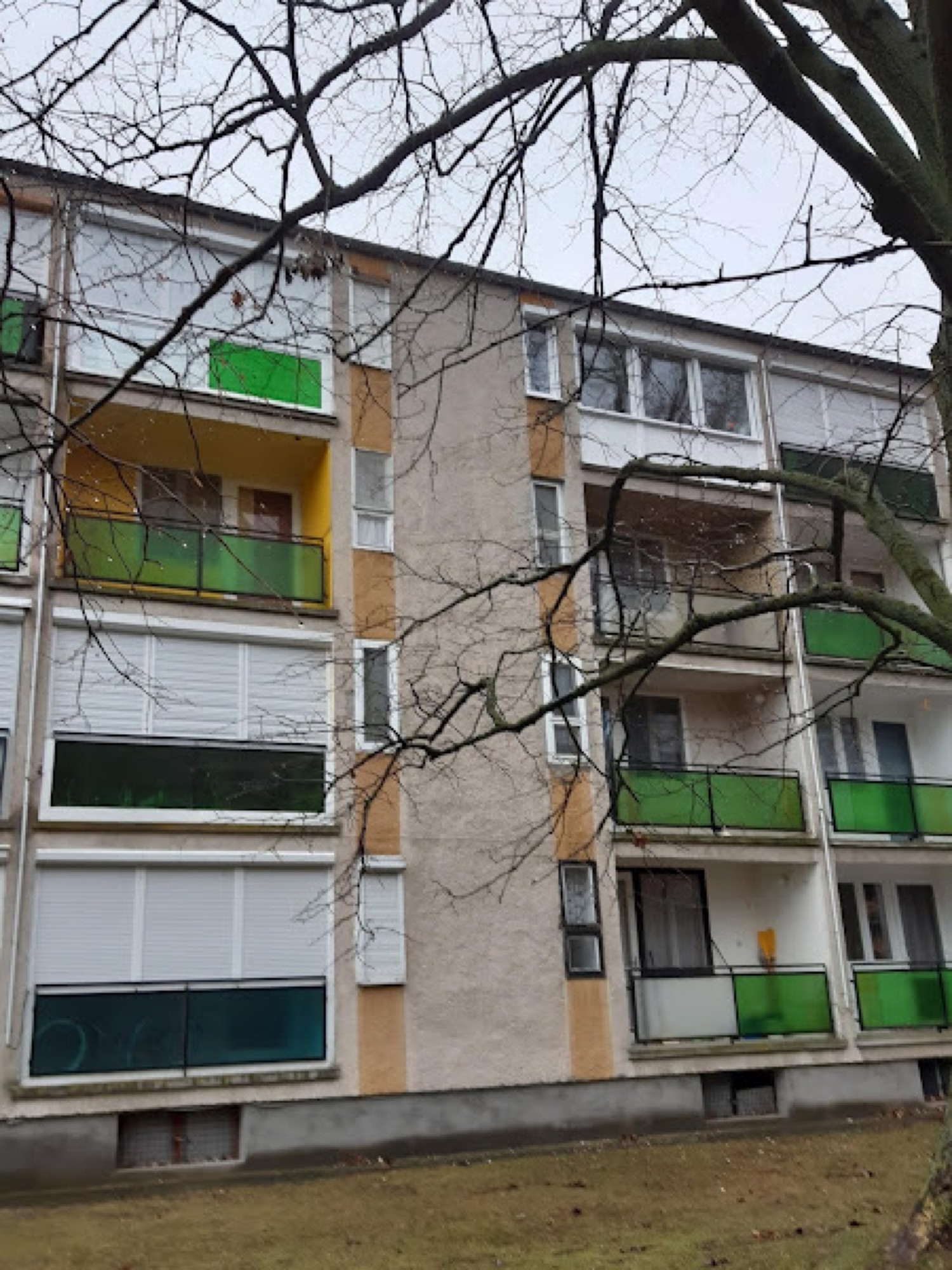 A háromemeletes apartmanház télen