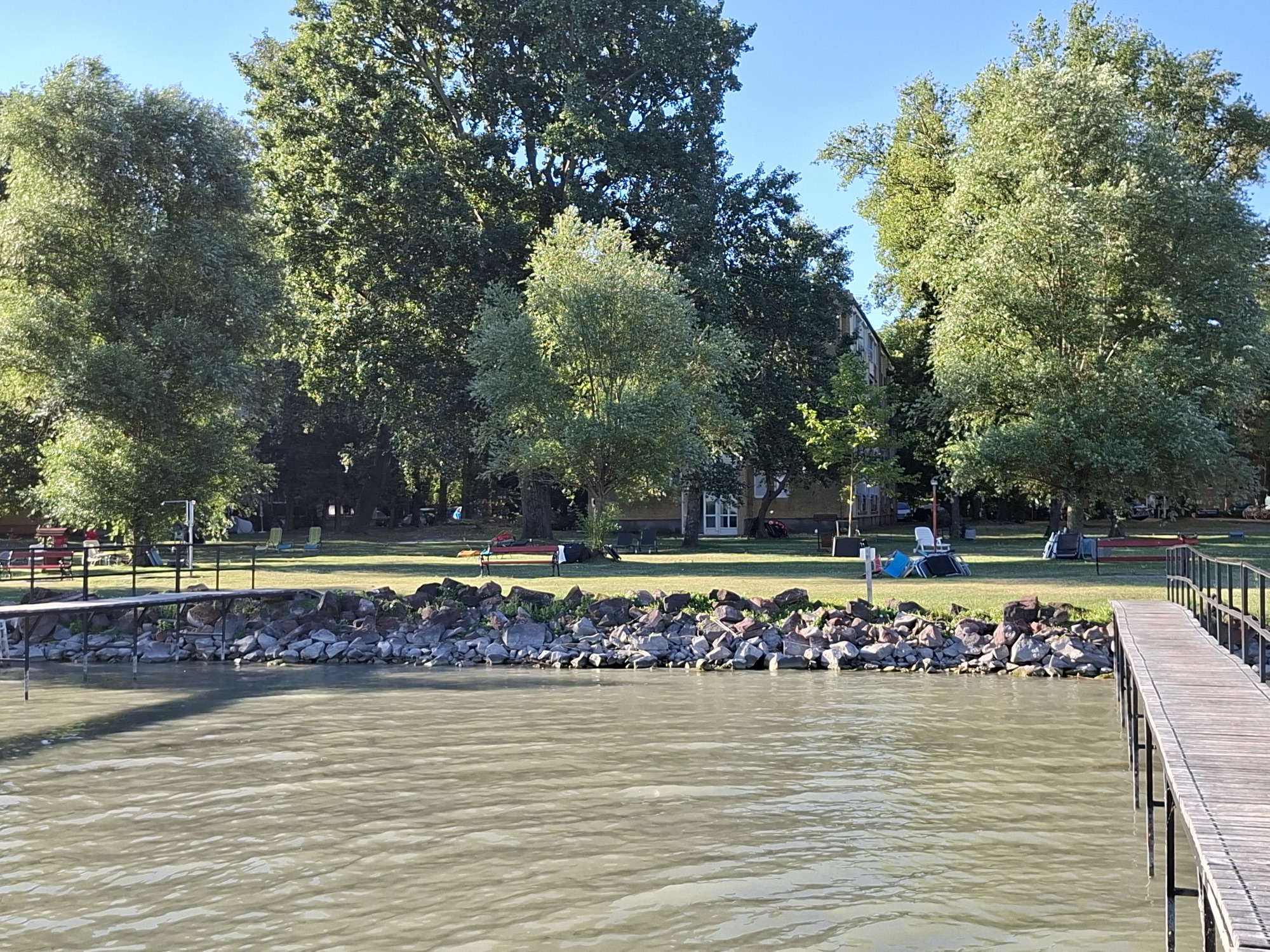 Az apartmanház füves partszakasza a Balaton felől nézve, stéggel