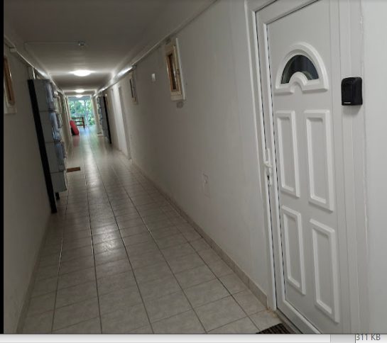 A folyosó az apartman bejárati ajtajával