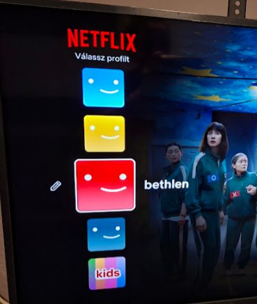 A Netflix profilválasztó képernyője a televízión